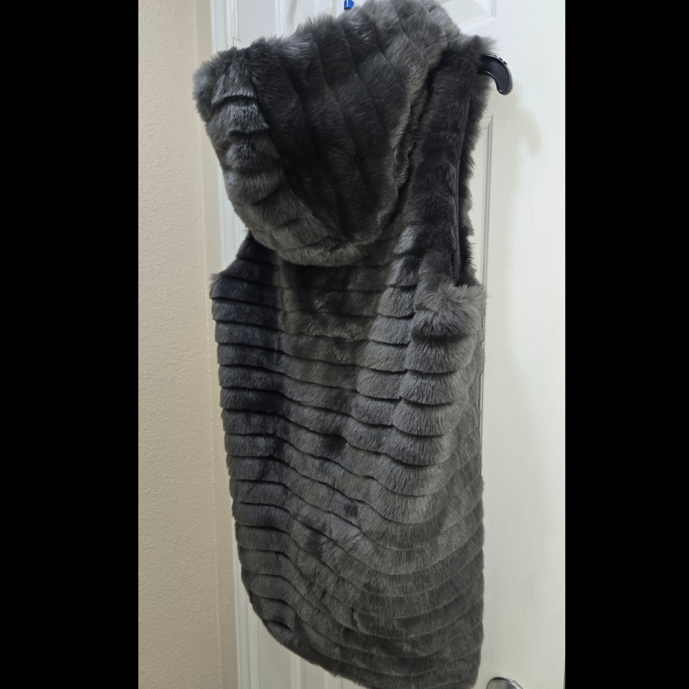 C & C California Dark Gray Faux Fur Vest Buckle Closure Women's Size Large EUC - Picture 5 of 5